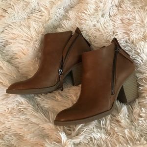 Dolce vita zipper up booties !